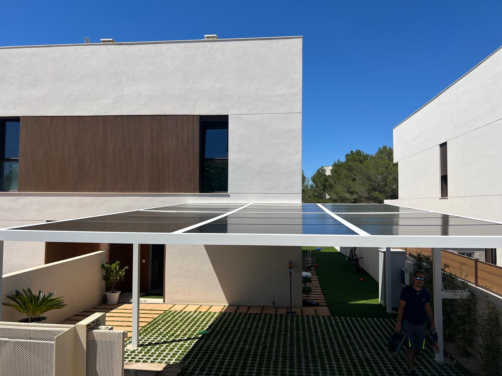 Pérgola solar fotovoltaica integrada en vivienda residencial en Mallorca — instalación real de Mallorca Solar Green