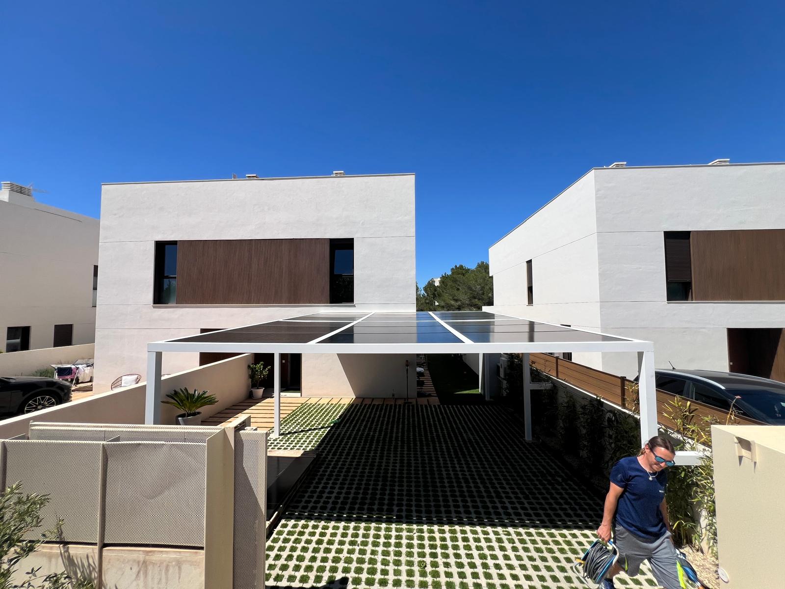 Pérgola solar integrada en vivienda moderna en Palma, Mallorca